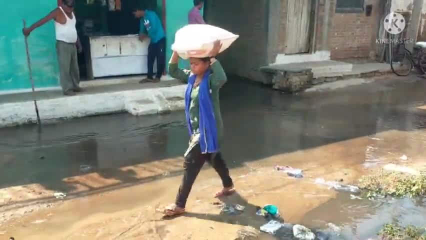 पथरिया नालियों की सफाई ना होने के कारण नालियां जाम जिससे सड़क बनी तालाब#पथरिया@