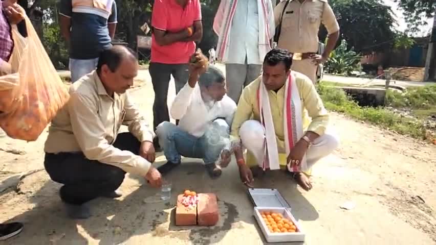 आज सण्डीला रोड आर.एस चौराहे से ग्राम पंचायत आम्बापारा तक सड़क के मरम्मती करण का शुभारम्भ किया।
#विकास_के_पथ_पर_बांगरमऊ
#BJP4UP
#MYogiAdityanath
#sunilbansal