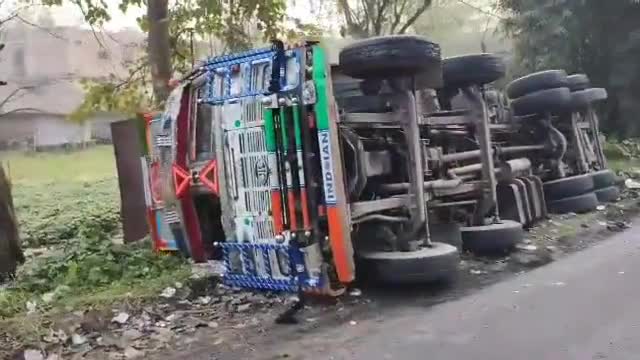 सोनपुर: नयागांव NH-19 पर बालू से लदा ट्रक हुआ दुर्घटनाग्रस्त, ओवरलोडिंग के कारण हुआ हादसा #nayagaon #sonpur #saran #police