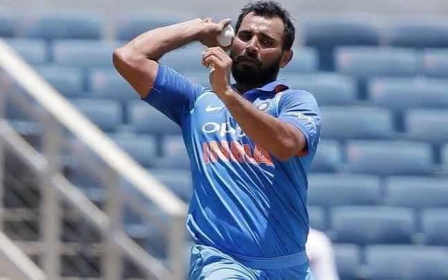 14 महीने की बेटी आईसीयू में जिंदगी और मौत से जूझ रही थी, और शमी भारत के लिये मैदान पर बॉलिंग कर रहे थे, ऐसे मुश्किल हालात में भी 6 विकेट लेकर मैच भारत की झोली में डालने वाले शख़्स का नाम मोहम्मद शमी है ।
#MohammadShami