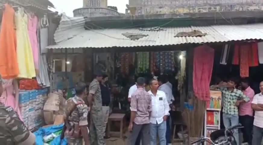 भवनाथपुर: भवनाथपुर के कई दुकानों में खाद्य सुरक्षा पदाधिकारी ने चलाया छापेमारी अभियान,कई दुकानदारों पर लगाया गया जुर्माना#कारवाई