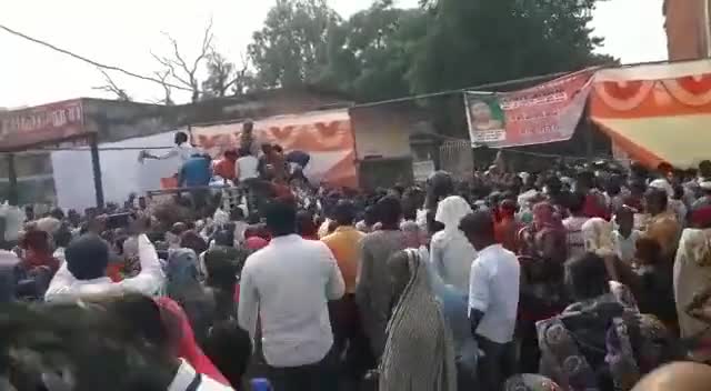 कल #भदोही जिले में #योगी_बाबा के कार्यक्रम मे इस तरह से बांटी जा रही थी विकास की  योजनाएं!

#नहींचाहिएभाजपा