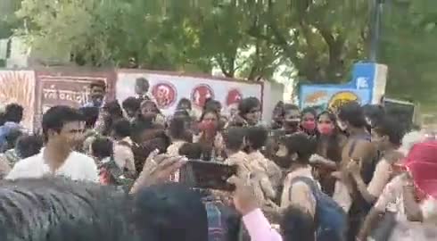 जालौर: अज्ञात रोमियों के अश्लील और धमकी भरे पत्र से परेशान छात्राओं ने स्कूल कराया बंद। #आहोर #जालौर#अपराध@