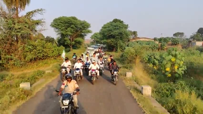 बाँसवाड़ा यात्रा में  कुशलगढ़ उपखण्ड अधिकारी का घेराव करने जाते हुए !

#खेती_किसानी_बचाओ_यात्रा