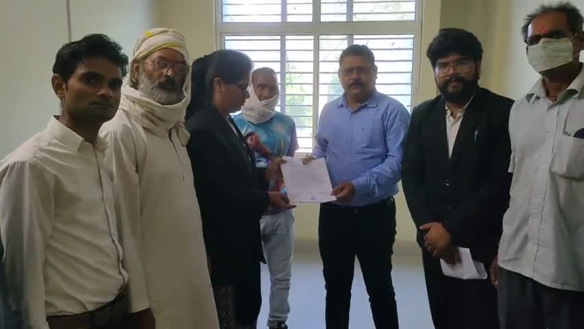 भिंड नगर: लखीमपुर खीरी मे किसानो की  हत्या,संयुक्त किसान मोर्चा की ओर से दिया ज्ञापन  कलेक्टर  केनाम ज्ञापन #bhindbreakingnews