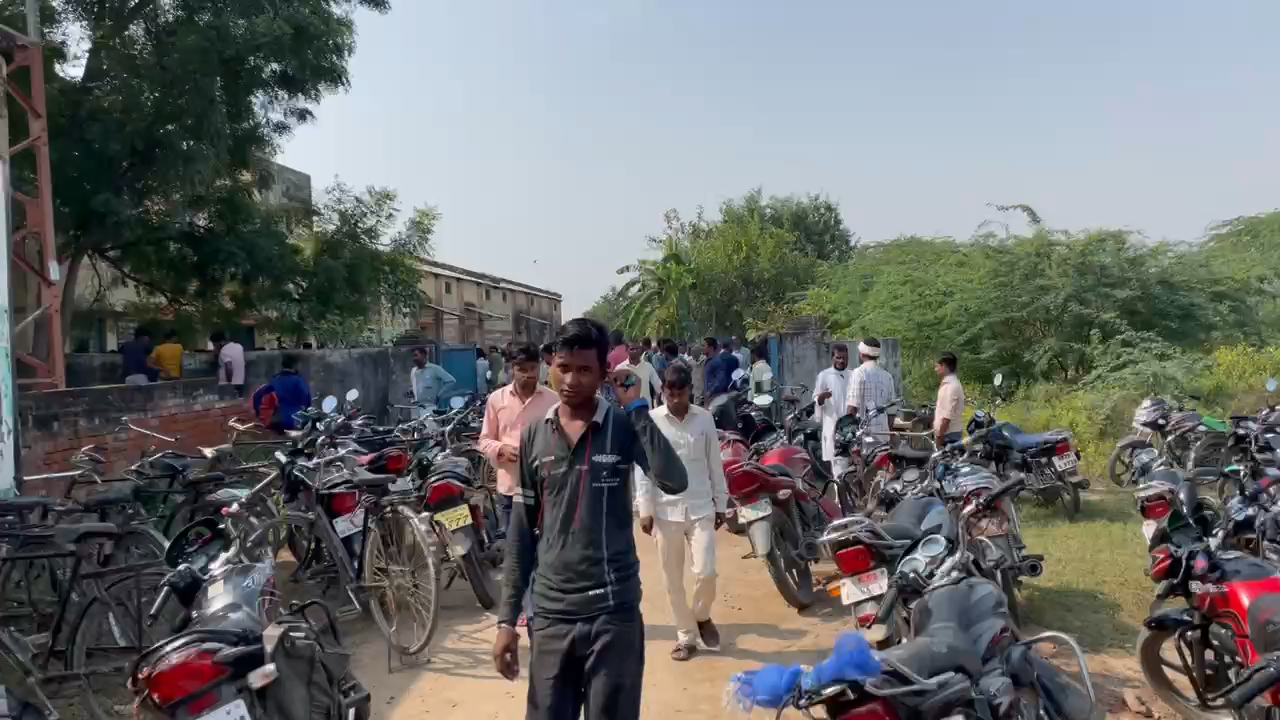 इटावा - D.A.P. उर्वरक की कमी, घंटो लाइन में लगने पर मजबूर किसान।
सरकार को वोट देकर ठगा महसूस कर रहे हैं - किसान
#Kisan #DAP #Etawah