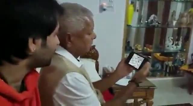 Tej Pratap Yadav ने अपने पिताजी Lalu Prasad यादव को J.P आंदोलन का Video दिखाते हुए ।। #lalu_yadav