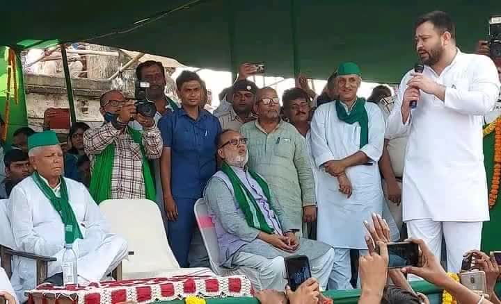 कुशेश्वरस्थान में #लालू_प्रसाद_यादव_जी ने भरा हुंकार-हिल उठा समूचा बिहार।
जनसैलाब को देखकर गदगद दिखे R.J.D - राष्ट्रीय जनता दल सुप्रीमो एवं  #तेजस्वी_यादव_जी नेता प्रतिपक्ष बिहार।
मंच पर विराजमान रहे Prof-Chandra Shekhar  जी माननीय विधायक म