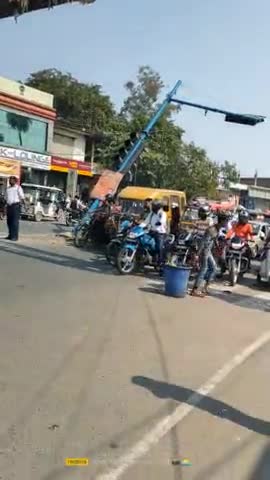 बाराबंकी के मेन तिराहे पर ट्रैफिक लाइट खंबा हुआ टेड़ा।
#barabanki #barabankinews