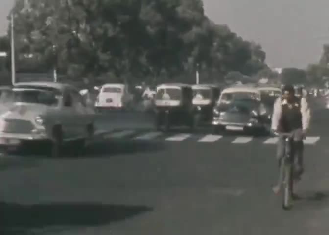 #सन1973 मे #पेट्रोल7 पैसे बढ़ने पर माननीय #अटल बिहारी बाजपेयी बैलगाड़ी पर संसद भवन पहुचे थे, शायद यह वीडियोकिसी के पास
