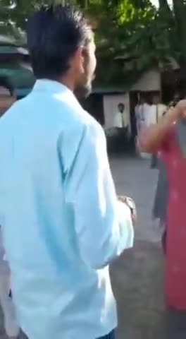 मध्यप्रदेश के एक स्कूल में अध्यापिका नीरजा यादव ने तिलक लगाकर आने वाले बच्चों को भगवा आतंकी कहा।
#Violence
#PublicApp