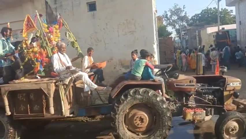 गांव सेमला #गुन्नौर में निकली #मूर्ति #यात्रा, गोपीचंद के चार परिवारी चलाते हैं #जलेबी पकौड़ी, समोसे, और परचून की #दुकान