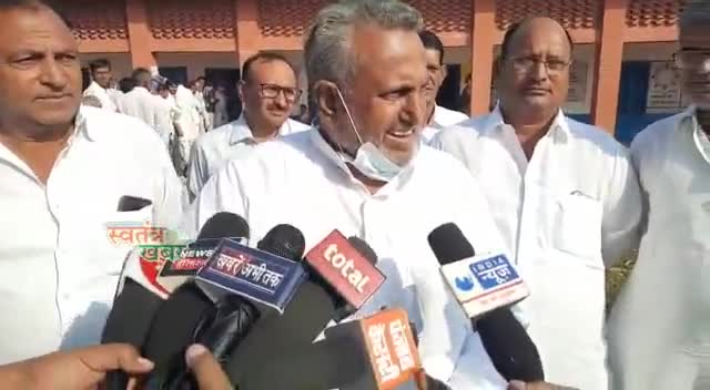 ऐलनाबाद उपचुनाव में वोट डालने के लिए पहुचां पूर्व विधायक और कांग्रेसी नेता भरत सिंह बेनीवाल...
#swatantarkhabar