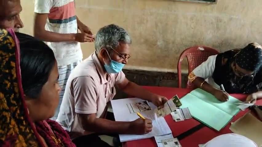 महेशपुर: gram:darmkhanpara me covin shield ka tikakarar ka huwa prarambh #30/10/2021,jo (3)no.angan Bari me lagaya jaa rh