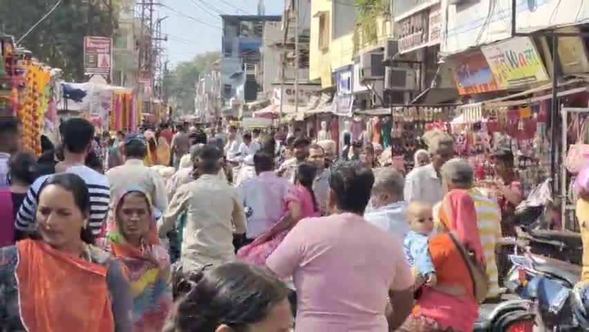 भीलवाड़ा: दीपावली की खरीदारी को लेकर आजाद चौक में लोग दिखे लापरवाह, उड़ी कोविड-19 प्रोटोकॉल की धज्जियां #कोविड19