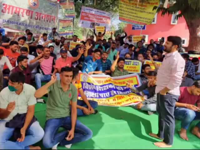 सांगानेर: शहीद स्मारक पर जारी बेरोजगारों का धरना प्रदर्शन, कांग्रेस के खिलाफ चलाएंगे अभियान
#strike #unemployement #governmet