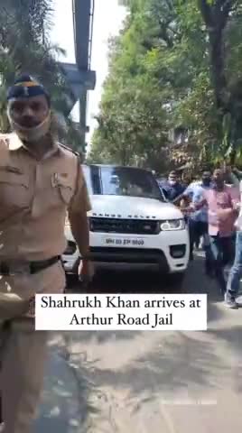 Aryan Khan's released from Arthur Road Jail🏡
.
#shahrukhkhan  #aryankhan #inst
