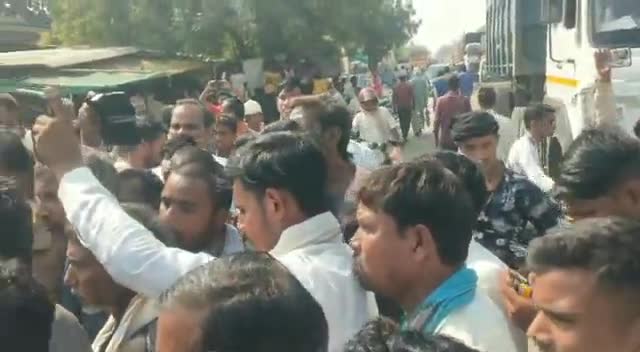 चरखारी:#किसानो_को_खाद_न_मिलने_से_परेशान_किसानो ने मंडी तिराहे में लगाया #जाम ,#मांग को लेकर #जमकर_की_नारेबाजी किया प्रदर्शन #जय_जवान #जय_किसान
