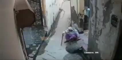 फरीदाबाद के गांव खेड़ी कला में आवारा सांड ने बुजुर्ग महिला को उठाकर पटका, बुजुर्ग महिला की हुई मौत।
#swatantarkhabar