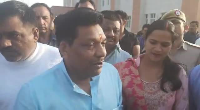 सिरसा ऐलनाबाद भाजपा जेजेपी प्रत्याशी गोबिंद कांडा..
#ellenabadresult #swatantarkhabar #स्वतंत्रखबर #gobindkanda