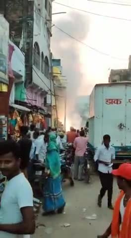 साहेबगंज बजार में सुबोध भगत के पटाके की दुकान में अचानक लगी आग से बजार में भगदड़ मच गई।#साहेबगंज#बेलहर#rajeshkumar