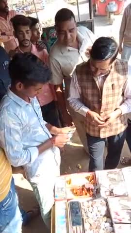 बैराड़: बैराड़#नगर में आए राज्यमंत्री पीडब्ल्यूडी उन्होंने लोगों की शिकायत सुनी और उनसे सामान खरीदा#माननीय सुरेश राठ#खेड़ा जी