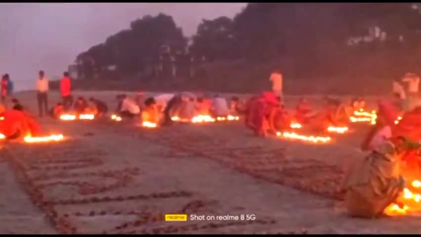 देेेवरिया: #सरयू नदी के किनारे 51 हजार दीप प्रज्वलित कर लोगों ने दीपावली मनाई@DM