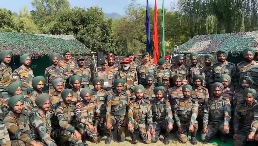 PM #narendramodi with Jawans at Nowshera #HappyDeepavali 
#दीपावली