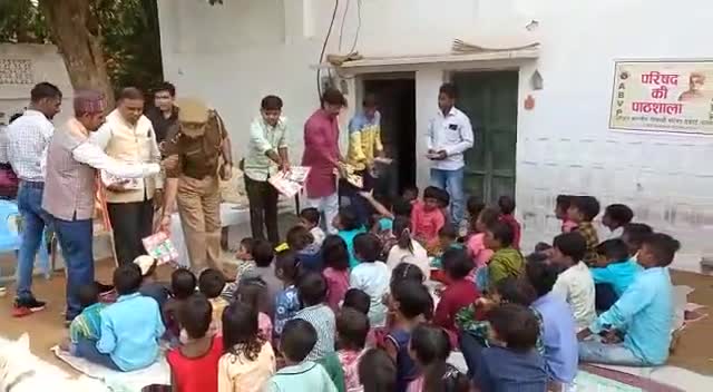 अखिल भारतीय विद्यार्थी परिषद चरखारी नगर इकाई मे #दीपावली_के_शुभ_अवसर पर #परिषद_की_पाठशाला* में पठन पाठ्य सामग्री वितरण कर मिष्ठान वितरित किया गया जिसमे मुख्य अतिथि के रूप में चरखारी कोतवाल साहब #शशि_पाण्डेय रहे एवं प्रांत सह मंत्री अनिल सहि
