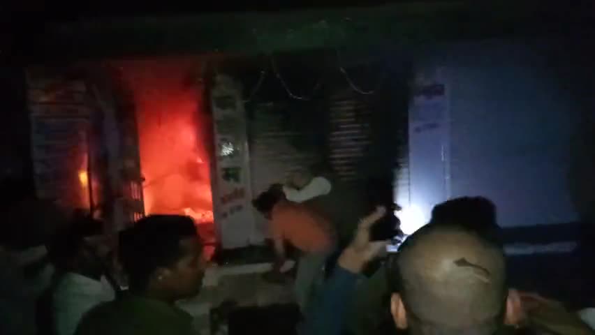 बांदा: #विस्फोट बांदा पद्माकर चौराहा पर मंजू स्टूडियो में लगी आग प्रशासनिक अधिकारी एवं फायर ब्रिगेड मौके पर मौजूद आग पर काबू पा