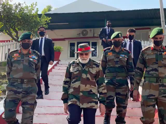 प्रधानमंत्री सैनिकों के साथ दीपावली मनाने के लिए जम्मू-कश्मीर के नौशेरा पहुँचे.
#HappyDeepavali