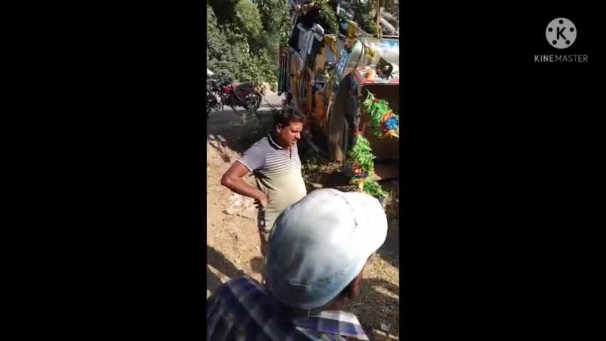 ललितपुर: ललितपुर। ललितपुर मे हाईवे के पास ट्रक खाई में गिरा खिरकापुरा के पास 
#prem choudhary
#lalitpur #nh44#public information