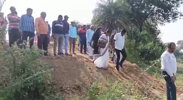 कोडरमा: गौरीशंकर धाम जयनगर पश्चिमी पंचायत भाग 01 के क्षेत्र समशान घाट के पास किया गया सीढि निर्माण का भूमि पूजन#jainagar_news