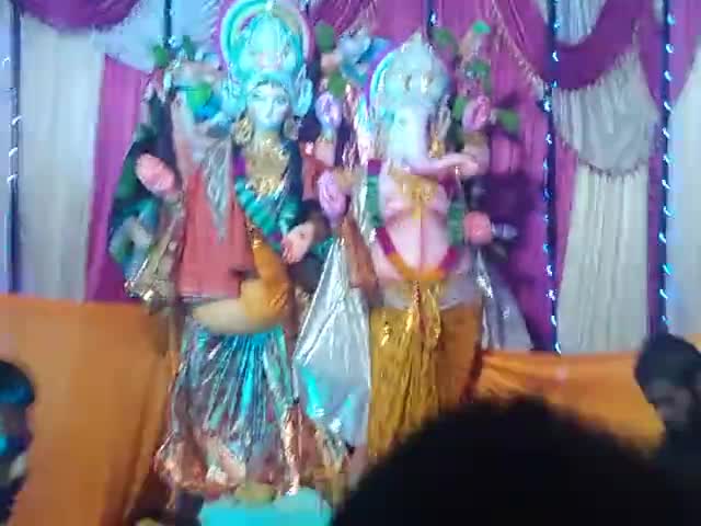 रुद्रपुर: देवरिया जिले के नगवा खास गांव में #नव युवक दल# के द्वारा अदभुत श्री गणेश, माता लक्ष्मी की प्रतिमा और मंडप देखने को मिला।