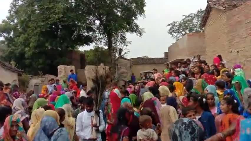अकठौहा: गोवर्धन पूजा  एवं दिवारी नृत्य के साथ गांव से मोनिया मौन चराने गए बड़े धूम धाम के साथ दीपावली मनाई गई #जय_श्री_कृष्णा