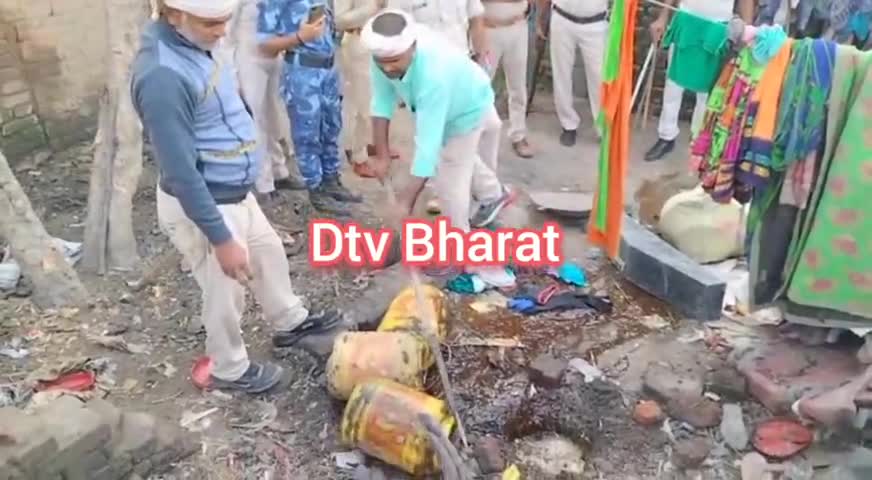 #बिहार में जहरीली #शराब से हुई मौतों के बाद #प्रशासन की ताबड़तोड़ #छापेमारी।
बरामद हुई कच्ची #शराब।
3 लोग #हिरासत में।