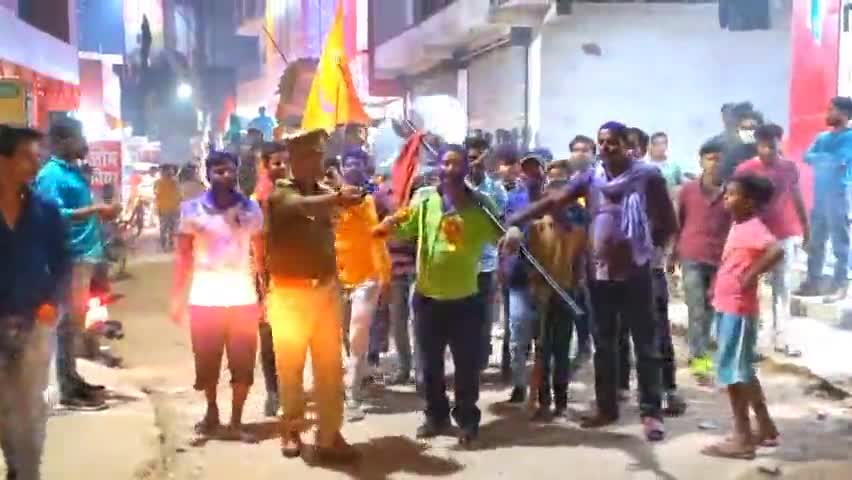 देेेवरिया: #मूर्ति विसर्जन करने निकले धूमधाम से लोग जाम के झाम से निजात दिलाने पहुंचे टीएसआई रामवृक्ष यादव@DM