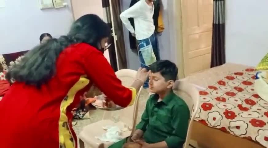 आष्टा: आष्टा शहर में भाईदूज के पवित्र त्योहार पर बहन ने भाई को तिलक लगाकर श्रीफल किया भेंट की लम्बी उम्र की कामना #भाईदूज
