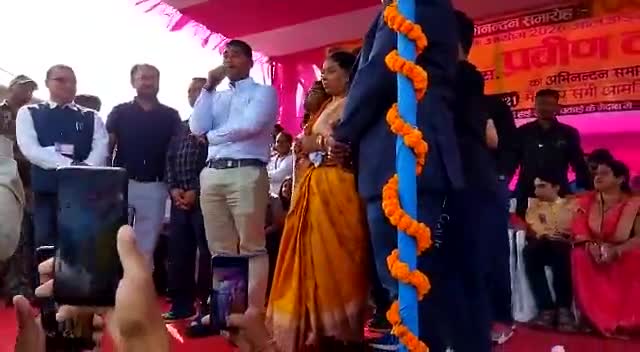 चकाई जमुई (बिहार) एस के हाई स्कूल के प्रांगण में आईएएस टॉपर 7वां रैंक लाने वाले #IAS #प्रवीणकुमार  का आगमन युवाओं #upsc
