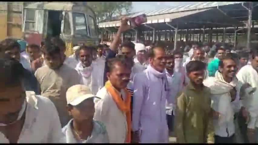 #मिर्ची का भाव कम मिलने से भड़के #किसानों ने सब्ज़ी मंडी में किया हंगामा, मौके पर पहूंची #पुलिस #farmer #protest #khandwa