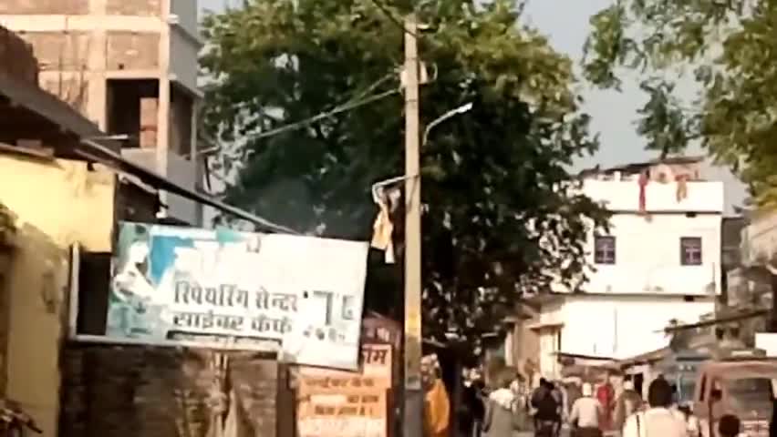 दरौंधा: दरौंदा बाजार के समीप आदर्श आचार संहिता नियम लगने के बाद प्रशासन ने फाड़कर हटाए राजनैतिक बैनर व पोस्टर #आचारसंहिता