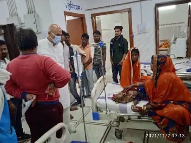पीड़ितों के दुख दर्द को दूर कर मिलती है खुशी : Prof-Chandra Shekhar  माननीय विधायक मधेपुरा सह पूर्व मंत्री बिहार सरकार।
#पूर्व_मंत्री ने सदर अस्पताल मधेपुरा में भर्ती मरीज से मिलकर उनका कुशल क्षेम जाना और संबंधित अधिकारी को बेहतर इलाज करने