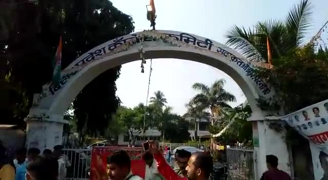 #छठ_महापर्व के अवसर पर हर साल की तरह 
सैकड़ों छठ वर्तियो के बीच सदाकत आश्रम के समक्ष पूजन सामग्री का वितरण किया गया।