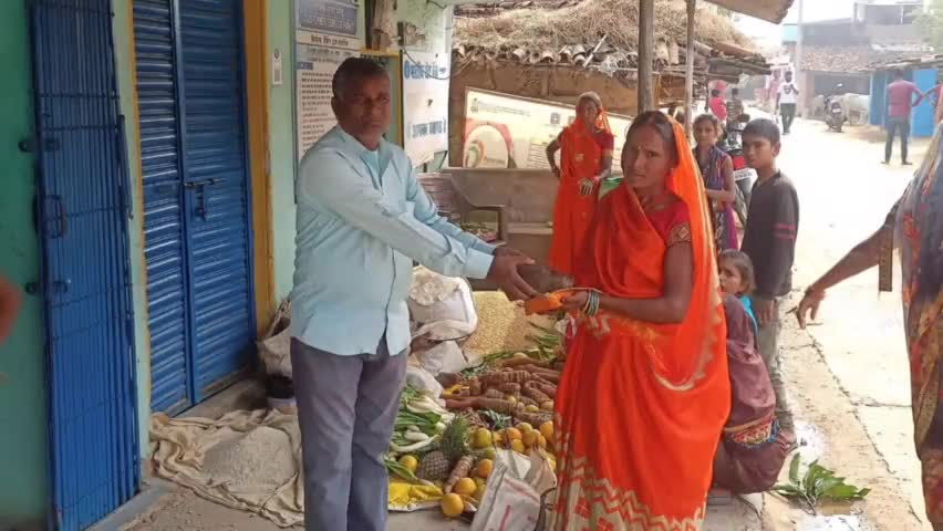 डंडा: भिखही पंचायत के मुखिया प्रत्याशी नंदू चौधरी ने छठ व्रतियों के बीच किया फल का वितरण #छठ_पूजा #वितरण