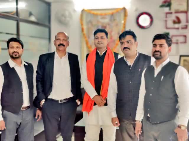 #UP #Lko #highcourt के प्रबुद्ध अधिवक्ता #amitchopra1010 श्री शुक्ला जी से लखनऊ को #लक्ष्मणपूरी , रूमी दरवाजा को श्रीराम द्वार व #इमामबाड़ा को मतस्य #हिन्दूभवन करने के लिए पीआईएल डालने हेतु  #hinduarmychief #सुशीलतिवारी ने किया चर्चा।
#amit