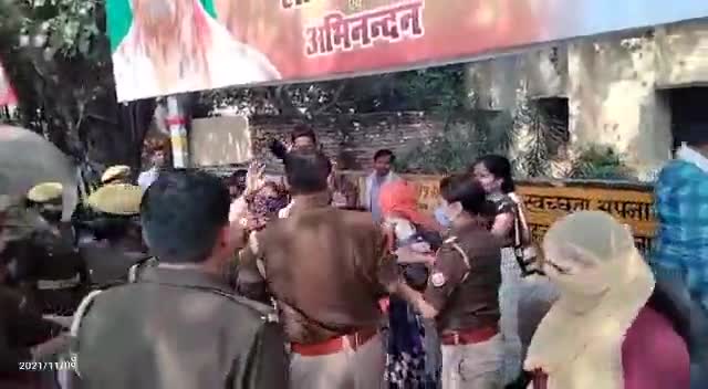 #मुख्यमंत्री से मिलने की जिद पर अड़ी #आशा बहुएं, #पुलिस ने जमकर #पीटा यह वीडियो शाहजहांपुर खिरनी बाग रामलीला