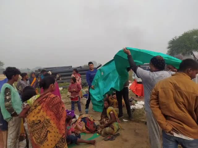 गढ़वा: गढ़वा शहर के रामसाहू स्कूल के पास खुले आसमान में सो रहे लोगो को दिया गया पलास्टिक का तिरपाल#वितरण