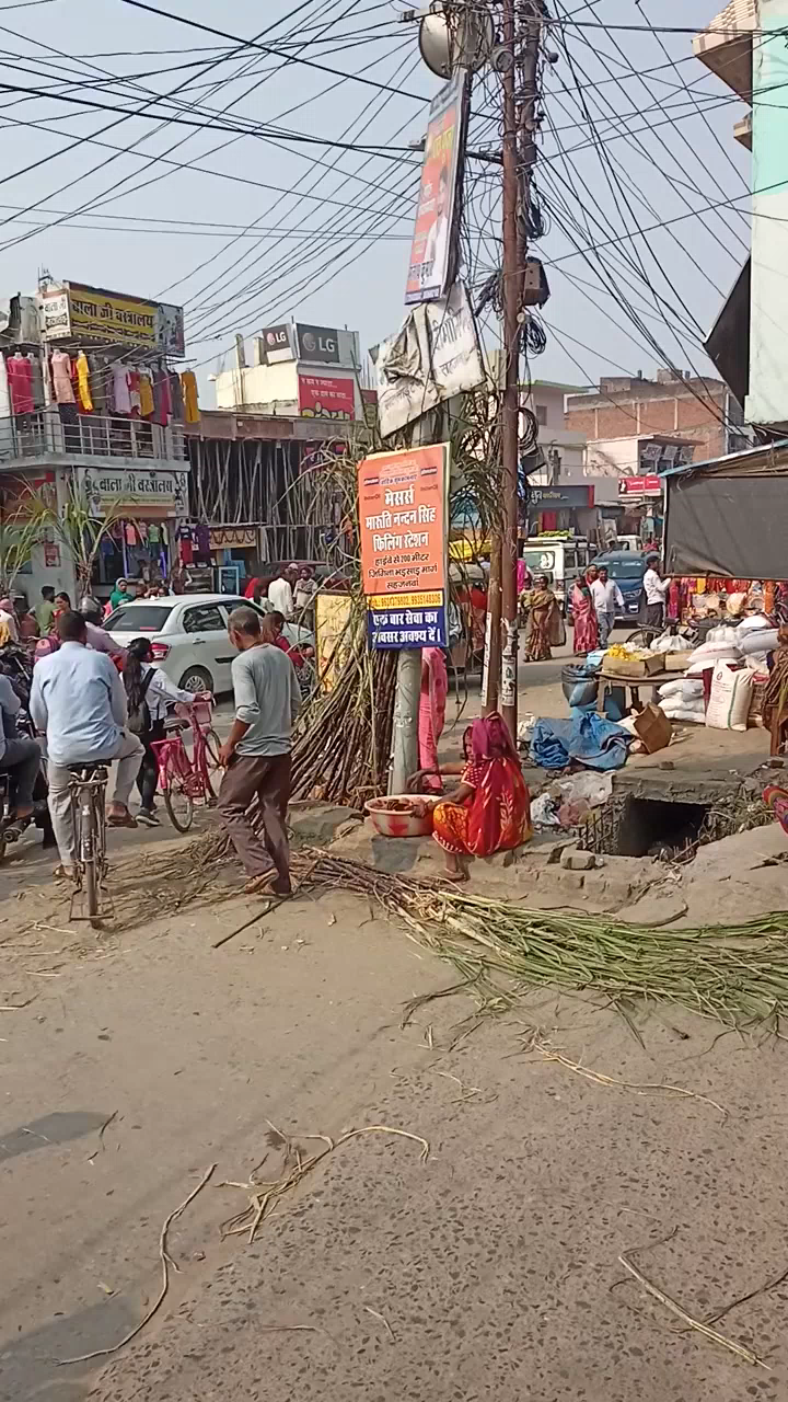 छठ पर्व पर सहजनवां बाजार में खरीदारी करते श्रद्धालु #npsahjanwa #chhathpooja #छठपूजा #छठपर्व ﻿#ajeetsinghmj #sahjanwa