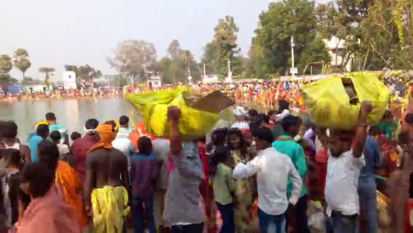 दुल्हिन बाज़ार: #उलार तालाब में शाम का अर्घ देते हुए#श्रद्धालु
यहां#छठ पर्व करने के लिए#बहुत दूर-दूर से #लोग अभी#आए हुए हैं
