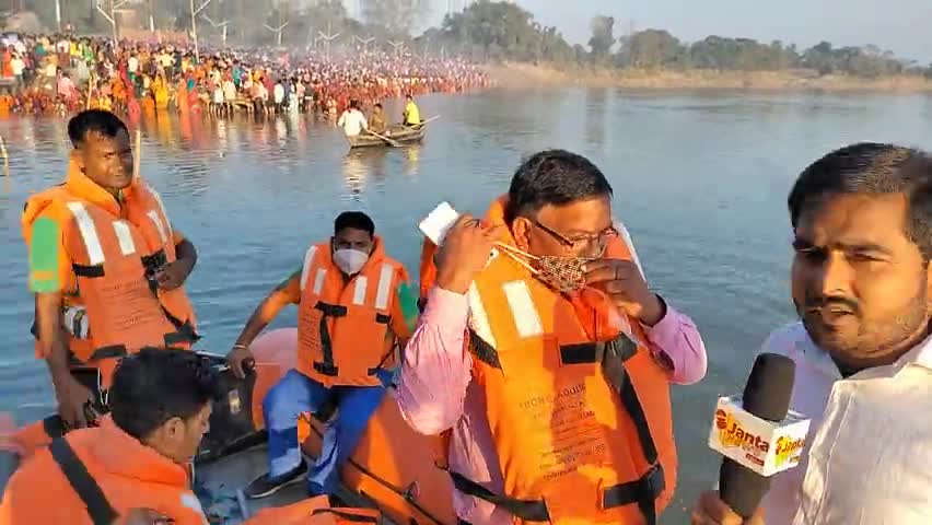 #शाहपुर #बसोनाघाट पर प्रशासन मुस्तैद दिखी मंझौल ओपी अध्यक्ष सहित सीओ ने सभी घाटों का निरीक्षण किए शाहपुर बसोना घाट